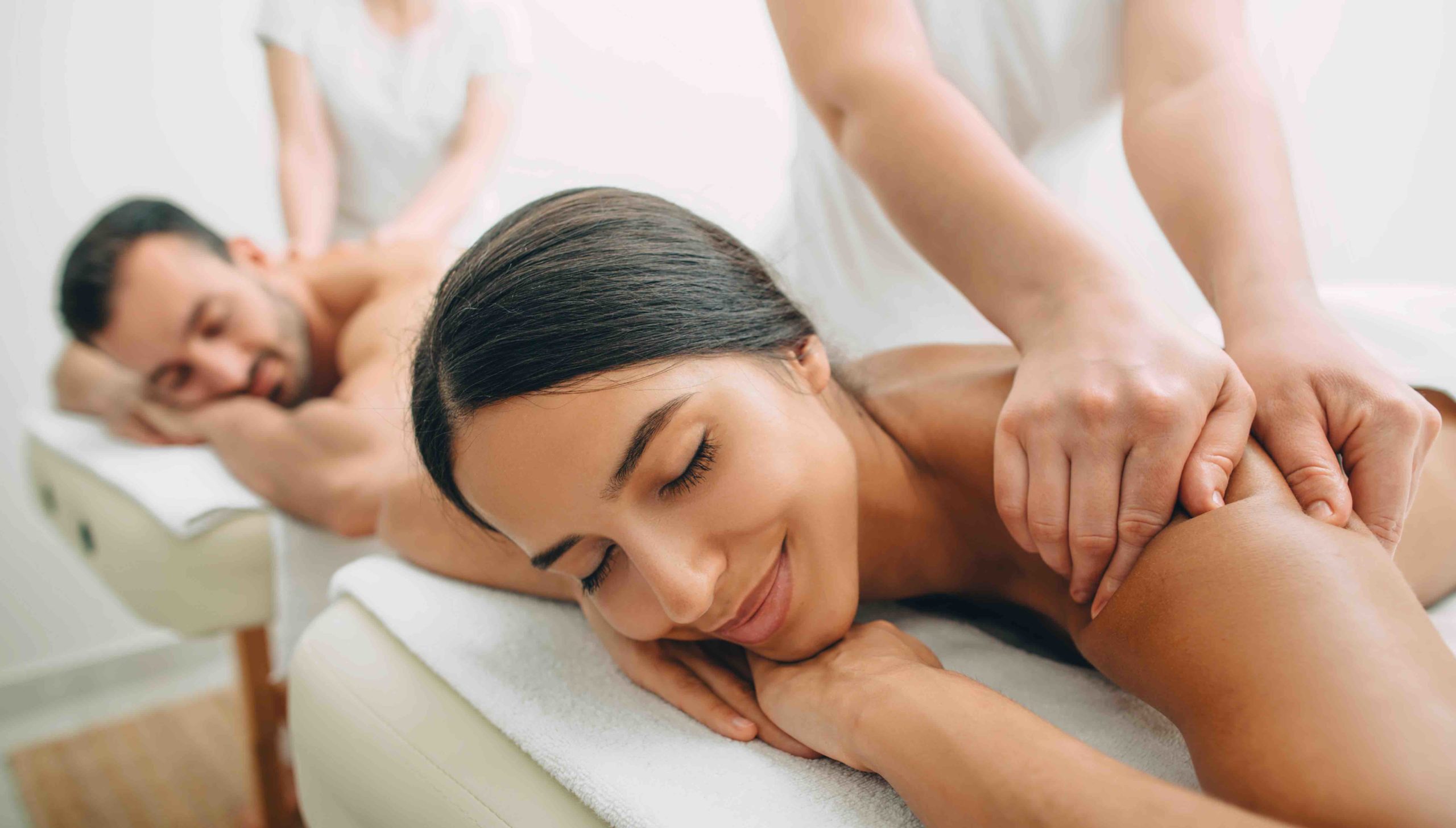 What is a Couples Massage? Everything You Need to Know About this Popular Treatment